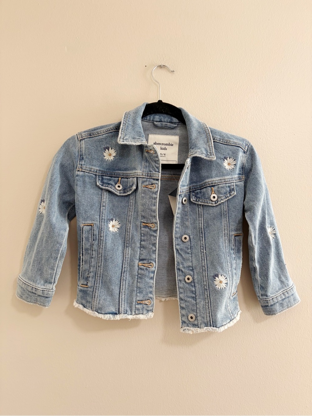 NEW Abercrombie Kids Light Blue Daisy Embroidered Denim Jacket Size 5/6